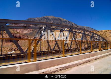 un ponte come struttura che attraversa gli ostacoli nel traffico e nella costruzione di ponti di trasporto nel traffico e nei trasporti Foto Stock