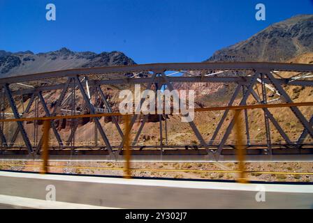 un ponte come struttura che attraversa gli ostacoli nel traffico e nella costruzione di ponti di trasporto nel traffico e nei trasporti Foto Stock