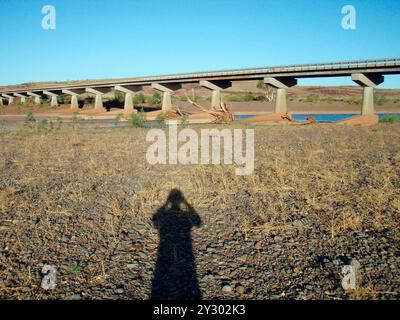 un ponte come struttura che attraversa gli ostacoli nel traffico e nella costruzione di ponti di trasporto nel traffico e nei trasporti Foto Stock