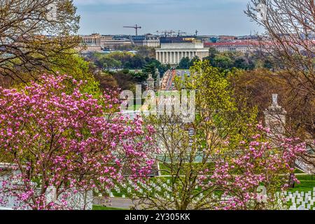 Lincoln Memorial Bridge Spring Flowers View da Lee House Arlington National Cemetery Washington DC. Arlington è stata fondata durante la guerra civile su Ro Foto Stock