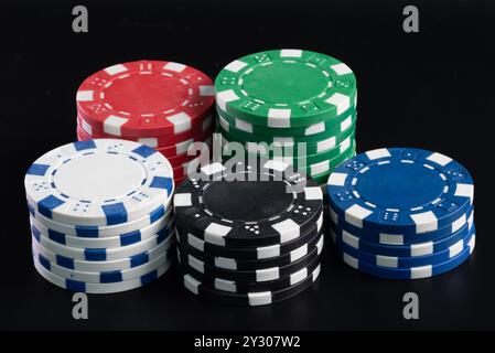 Chip Poker di tutti i colori classici impilati dai colori Foto Stock