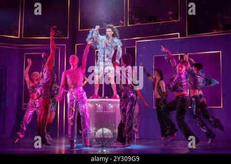 Londra, Regno Unito. 11 settembre 2024. Jo Foster nel ruolo di Oliver esegue la canzone disco Ball da "WHY AM i SO SINGLE?" Il nuovo musical al Garrick Theatre. Dagli scrittori del successo mondiale SIX, arriva una nuovissima stravaganza musicale tutta canta e danzante che segue due migliori amici nella loro ricerca dell'amore. “PERCHÉ SONO COSÌ SINGLE?” Promette di essere il nuovo musical più interessante del West End, scoprendo la vita magica e disordinata della città senza pari e senza legami. Crediti: Guy Corbishley/Alamy Live News Foto Stock