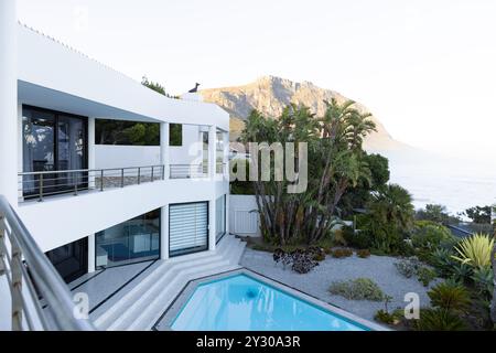 Moderna casa di lusso con vista sulla piscina e sulle montagne, ideale per il relax Foto Stock