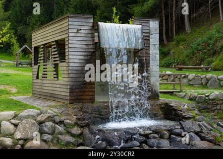 Struttura in legno con cascata nel parco forestale Foto Stock