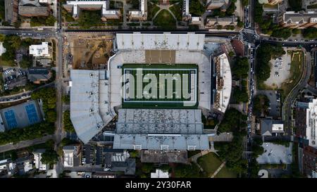 Atlanta, GA, Stati Uniti. 10 settembre 2024. Una vista aerea dello stadio Bobby Dodd all'Hyundai Field mostra un vibrante stadio di calcio annidato nel cuore di Atlanta, circondato da strutture urbane e dal campus della Georgia Tech, con una ricca eredità sportiva sin dal 1913. (Credit Image: © Walter G. Arce Sr./ASP via ZUMA Press Wire) SOLO PER USO EDITORIALE! Non per USO commerciale! Foto Stock