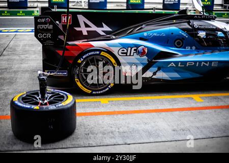 Oyama, Japon. 12 settembre 2024. Alpine Endurance Team, ambiance, pitlane, durante la 6 ore 2024 di Fuji, 7° round del Campionato Mondiale Endurance 2024, dal 13 al 15 settembre 2024 sul circuito Fuji di Oyama, Shizuoka, Giappone - Photo Thomas Fenetre/DPPI Credit: DPPI Media/Alamy Live News Foto Stock