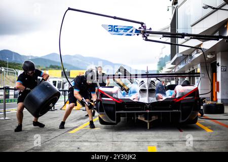 Oyama, Japon. 12 settembre 2024. Mecaniciens, meccanici, Alpine Endurance Team, ambiance, pitlane, durante la 6 ore di Fuji 2024, 7° round del Campionato Mondiale Endurance 2024, dal 13 al 15 settembre 2024 sul circuito Fuji di Oyama, Shizuoka, Giappone - foto Thomas Fenetre/DPPI Credit: DPPI Media/Alamy Live News Foto Stock