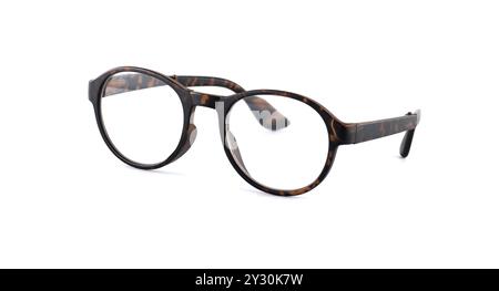 Primo piano degli occhiali da vista rotondi con guscio di tartaruga, perfetti per sfoggiare lo stile degli occhiali. Design semplice ed elegante su sfondo bianco, incentrato sulla moda Foto Stock