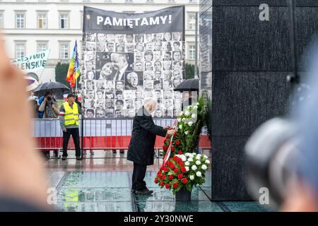 Il deputato del PIS Jaroslaw Kaczynski posa fiori al Monumento alle vittime del disastro di Smolensk durante il 172° anniversario del disastro di Smolensk. I sostenitori del partito legge e giustizia (PiS) si sono riuniti per commemorare l'anniversario dell'incidente aereo presidenziale a Smolensk, che ha causato la morte di 96 persone. La cerimonia, cui parteciparono circa 30 persone, includeva la partecipazione di importanti politici del PiS, tra cui il leader del partito, Jaroslaw Kaczynski. Nello stesso luogo si è svolta anche una controdimostrazione. (Foto di Marek Antoni Iwanczuk/SOPA Images/Sipa USA) Foto Stock