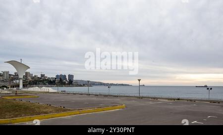 Paesaggio urbano di Viña del Mar al tramonto sulla spiaggia di Caleta Abarca, provincia di Valparaíso, regione di Valparaíso, Cile. Foto Stock