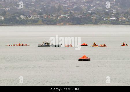 Auckland, nuova Zelanda, 12 settembre 2024. Un esercizio di addestramento multi-agenzia in corso sul porto di Auckland simulando una ricerca e un salvataggio in mare. I passeggeri del traghetto in acqua vengono salvati in barca e in elicottero. Crediti: David Rowland/Alamy Live News Foto Stock