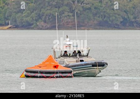 Auckland, nuova Zelanda, 12 settembre 2024. Un esercizio di addestramento multi-agenzia in corso sul porto di Auckland simulando una ricerca e un salvataggio in mare. I passeggeri del traghetto in acqua vengono salvati in barca e in elicottero. Crediti: David Rowland/Alamy Live News Foto Stock