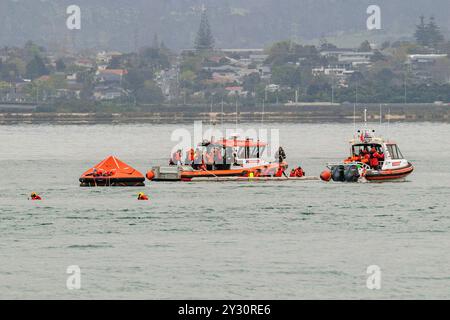 Auckland, nuova Zelanda, 12 settembre 2024. Un esercizio di addestramento multi-agenzia in corso sul porto di Auckland simulando una ricerca e un salvataggio in mare. I passeggeri del traghetto in acqua vengono salvati in barca e in elicottero. Crediti: David Rowland/Alamy Live News Foto Stock