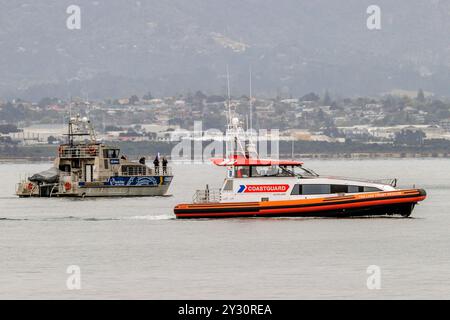 Auckland, nuova Zelanda, 12 settembre 2024. Un esercizio di addestramento multi-agenzia in corso sul porto di Auckland simulando una ricerca e un salvataggio in mare. I passeggeri del traghetto in acqua vengono salvati in barca e in elicottero. Crediti: David Rowland/Alamy Live News Foto Stock