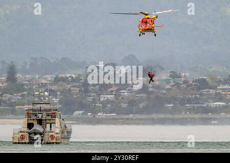 Auckland, nuova Zelanda, 12 settembre 2024. Un esercizio di addestramento multi-agenzia in corso sul porto di Auckland simulando una ricerca e un salvataggio in mare. I passeggeri del traghetto in acqua vengono salvati in barca e in elicottero. Crediti: David Rowland/Alamy Live News Foto Stock
