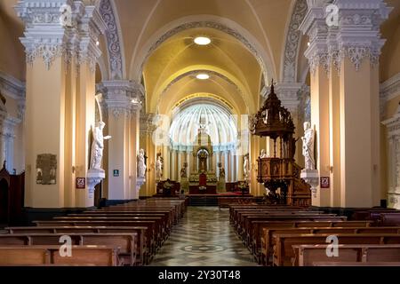 Dettaglio dell'interno della basilica Cattedrale di Arequipa (Basílica Catedral), situata nella "Plaza de Armas" (piazza principale) della città di Arequipa Foto Stock