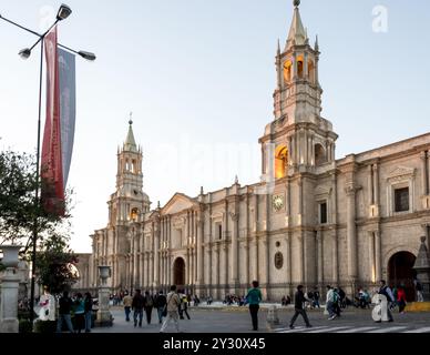 Vista della Basilica Cattedrale di Arequipa, situata in Plaza de Armas (piazza principale) della città di Arequipa, nella provincia di Arequipa, Perù. Foto Stock