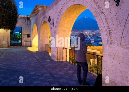 Vista notturna del punto panoramico di Yanahuara, punto di riferimento nella città di Arequipa, situato a oltre 2.300 metri sopra il livello del mare e che offre viste impressionanti Foto Stock