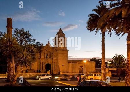 Vista notturna della Chiesa di San Juan Bautista di Yanahuara, costruita interamente in sillar, una caratteristica pietra di Arequipa, Perù Foto Stock