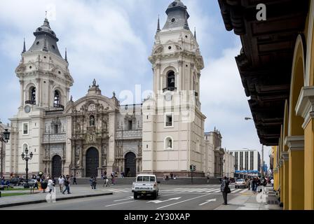 Vista della facciata della Cattedrale di Lima in Plaza Mayor nel centro storico di Lima, Perù. Foto Stock