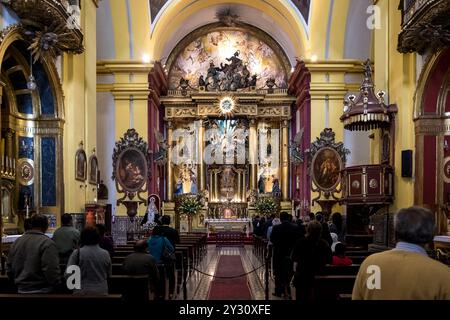 L'interno della Chiesa del Santuario si trova tra il Palazzo dell'Arcivescovo e la Basilica della Cattedrale metropolitana, di fronte alla piazza principale della città Foto Stock