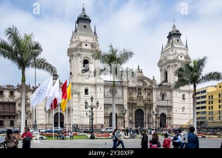 Vista della facciata della Cattedrale di Lima in Plaza Mayor nel centro storico di Lima, Perù. Foto Stock