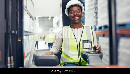 Logistica, donna nera e sorriso su un carrello elevatore per ritratti, gestione dell'inventario e organizzazione degli scaffali in magazzino. Conducente, felice o macchina in magazzino Foto Stock