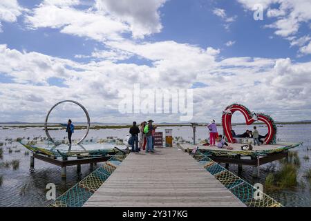 (240912) -- ABA, 12 settembre 2024 (Xinhua) -- i turisti visitano il punto panoramico del lago Huahu nella riserva naturale nazionale delle paludi di Ruoergai, nella contea di Ruoergai di Aba nella prefettura autonoma tibetana-Qiang, nella provincia del Sichuan nella Cina sud-occidentale, 5 settembre 2024. La riserva naturale nazionale delle paludi di Ruoergai è istituita per proteggere l'ecosistema delle paludi di torba locali e specie rare come la gru a collo nero. L'ambiente ecologico delle aree protette ha registrato un continuo miglioramento negli ultimi anni, in quanto il governo locale ha attuato misure sostanziali per il ripristino e la gestione ecologici. Il numero Foto Stock