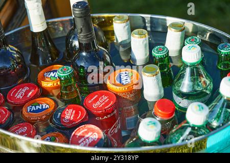 Tel Aviv, Israele - 17 luglio 2020: Primo piano di bottiglie e lattine Heineken, Stella Artois, Coca-Cola e Fanta esposte su un tavolo all'aperto con spuntini Foto Stock