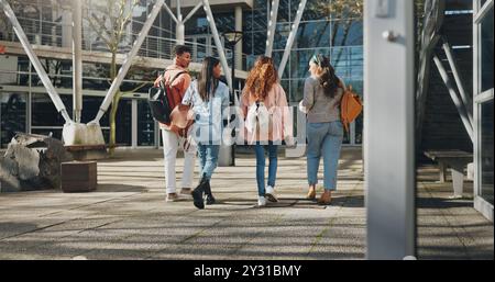 Campus scolastico, studenti e camminate all'università per lezioni con conversazione, conversazione o chat di esami. Indietro, amici e diversità all'aperto all'università Foto Stock