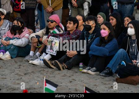 Seattle, Washington, Stati Uniti. 11 settembre 2024. La gente si riunisce per una veglia per AyÅŸenur Ezgi Eygi, una donna americana di Seattle che è stata presumibilmente uccisa dalle forze israeliane mentre protestava contro la guerra a Gaza la scorsa settimana in Israele, ad Alki Beach a Seattle, Washington, USA, mercoledì 11 settembre, 2024 Israele ha detto di non essere coinvolto nell'uccisione, ma le prove video scoperte oggi suggeriscono che il resoconto di Israele della morte non è accurato. AyÅŸenur Ezgi Eygi si è laureata presso la vicina Università di Washington in primavera, dove era stata attiva nelle proteste del campus contro la guerra a Gaza. Alcuni di Foto Stock