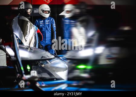 Shizuoka, Giappone, 12/09/2024, mecaniciens, meccanica, Alpine Endurance Team, ambiance, pitlane, durante la 6 ore di Fuji 2024, 7° round del Campionato Mondiale Endurance 2024, dal 13 al 15 settembre 2024 sul circuito Fuji Speedway di Oyama, Shizuoka, in Giappone Foto Stock