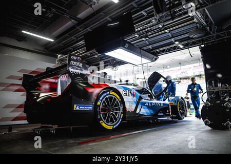 Shizuoka, Giappone, 12/09/2024, Alpine Endurance Team, ambiance, pitlane, durante la 6 ore di Fuji 2024, 7° round del FIA World Endurance Championship 2024, dal 13 al 15 settembre 2024 sul circuito Fuji Speedway di Oyama, Shizuoka, Giappone Foto Stock