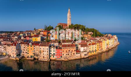 Rovigno, Croazia - Vista panoramica aerea della città vecchia di Rovigno con la Chiesa di Sant'Eufemia in una mattinata d'estate in Istria, Croazia. Cielo azzurro limpido A. Foto Stock