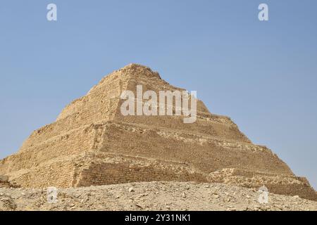 la prima piramide al mondo di re djoser a saqqara in egitto, in un giorno di sole Foto Stock