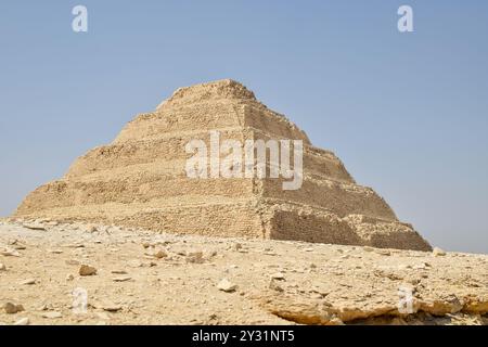 la prima piramide al mondo di re djoser a saqqara in egitto, in un giorno di sole Foto Stock