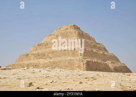 la prima piramide al mondo di re djoser a saqqara in egitto, in un giorno di sole Foto Stock