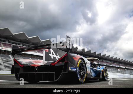 Shizuoka, Giappone, 12/09/2024, Alpine Endurance Team, mecaniciens, meccanica, atmosfera durante la 6 ore di Fuji 2024, 7° round del Campionato del mondo Endurance FIA 2024, dal 13 al 15 settembre 2024 sul circuito Fuji Speedway di Oyama, Shizuoka, Giappone Foto Stock