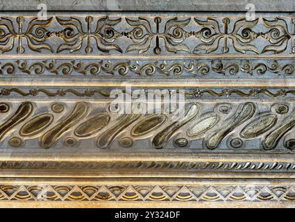 Incisione o rilievo di un muro di un tempio etnico in Indonesia. Artigianato tradizionale ravvicinano i dettagli con i suoi splendidi e ornamenti ornamentali. Foto Stock