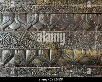 Incisione o rilievo di un muro di un tempio etnico in Indonesia. Artigianato tradizionale ravvicinano i dettagli con i suoi splendidi e ornamenti ornamentali. Foto Stock