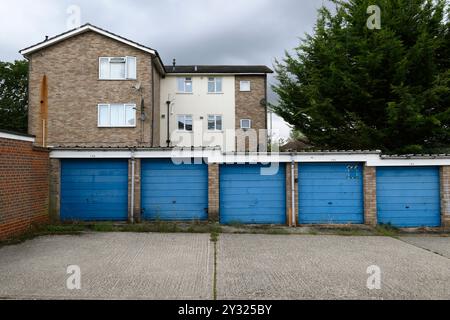 Garage con porte dipinte di blu in un blocco di garage vicino a Saint Michael's Road, Basingstoke, Hampshire, Regno Unito. 11 settembre 2023 Foto Stock