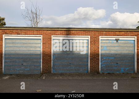 Garage dietro la sfilata di negozi su Kings Road, Basingstoke, Hampshire, Regno Unito. 11 settembre 2023 Foto Stock