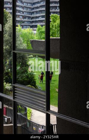 Parte dello Speed Garden si riflette nelle finestre della Guildhall School of Music & Drama, Barbican, Londra, Regno Unito. 30 aprile 2023 Foto Stock