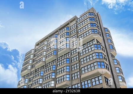 County Hall, Aylesbury, Buckinghamshire, Regno Unito. Il blocco torre è stato progettato dall'architetto della contea Fred Pooley e completato nel 1966. Foto Stock