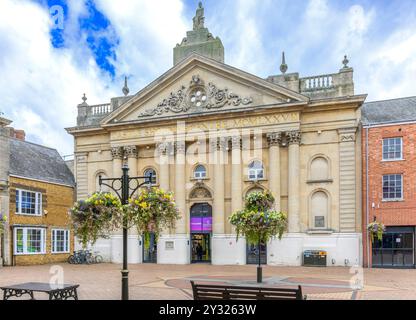 Ingresso al centro commerciale Castle Quay, Banbury, Oxfordshire. Originariamente il Corn Exchange, l'edificio è ora un ingresso al Castle Shopping Centre. Foto Stock