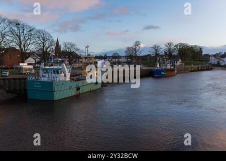 Due draghe per la pesca dello scalpo ormeggiate nel porto di Kirkcudbright Scotland UK. Aprile 2024 Foto Stock