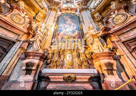 Altare ornato con dettagli in oro e marmo nella chiesa di San Nicola. Mala strana, Praga, Repubblica Ceca Foto Stock