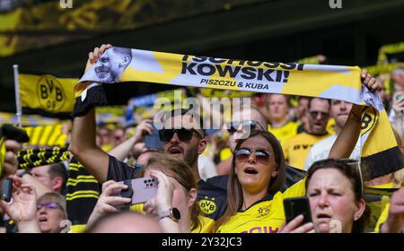 Dortmund, Germania. 7 settembre 2024. Firo : 07.09.2024, calcio, 1.Bundesliga, 1.Liga, stagione 2024/2025, BVB, Borussia Dortmund, partita di addio Lukasz Piszczek e Jakub Blaszczykowski tifosi con sciarpa crediti: dpa/Alamy Live News Foto Stock