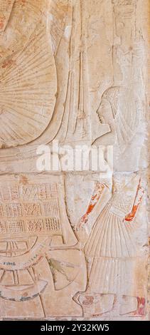 Egitto, Saqqara, tomba di Horemheb, stanza interna, parete sud. Sementawy, riinciso a Ramose, dietro il trono di Horemheb. Foto Stock