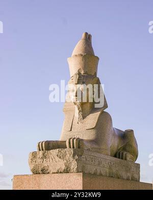 Russia, San Pietroburgo, sfinge del faraone egiziano Amenhotep III, proveniente dal suo tempio di Luxor. Foto Stock